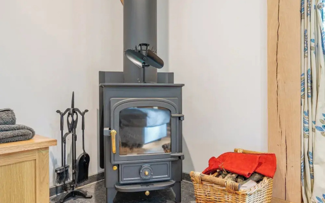 Woodland Cabin Retreat in Alfriston - hot tub