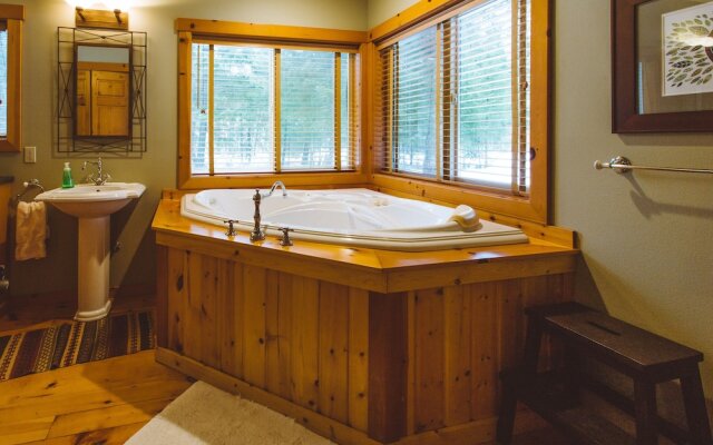 Serenity Pines Lodge in Shugart Flats