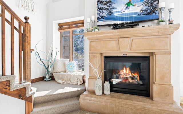 Calming Canyons Ski-in/ski-out Luxe Penthouse
