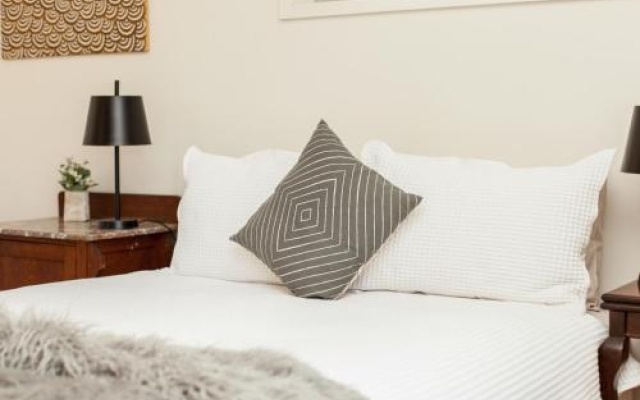 Gartelmann Studio @ Gartelmanns Wines walk to The Deck Cafe + Wine tasting – Guest Rooms – Rothbury
