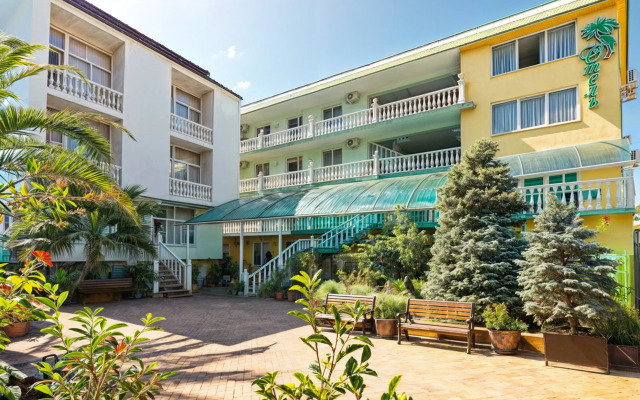 Zelyony Popugay Allama Group Guest House