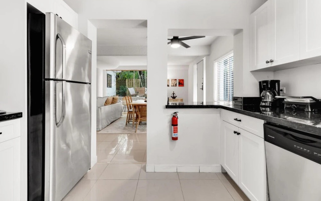 Modern & Fashionable Apartment w/Pool and Garden