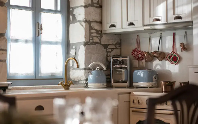 Traditional Inn Pirethron