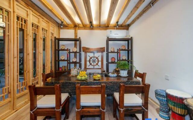 Yiyuan Snow Mountain View Courtyard Inn (Lijiang ancient city mufu branch)