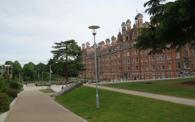 NEW Cosy 2 Bedroom Flat on Englefield Green