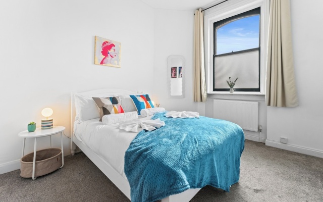 2 Double Beds - Sleeps 4 - Parking - Wifi