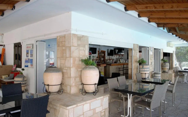 Coliseum Studios & Apartments