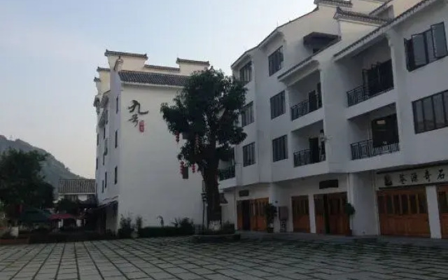 Zhenyangxia Scenic Area Theme Inn