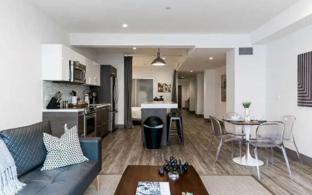 Bright, Cozy & Clean in DTLA w/ Amazing Rooftop!