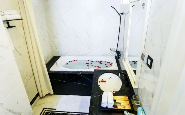 Seventeen Saloon Hotel