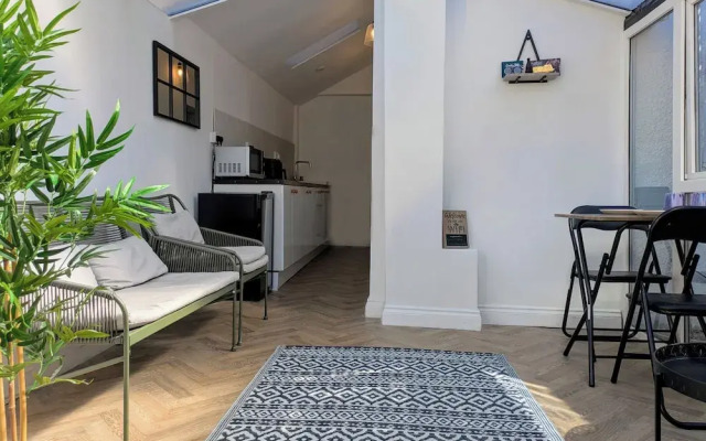 1-bed Retreat - Hot Tub, Private Garden & Bbq