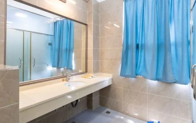 Zhanjiang Yuexin Hotel (Lingnan Normal University Branch, Zhanjiang Republic of China Style Street) – Bathroom – Zhanjiang