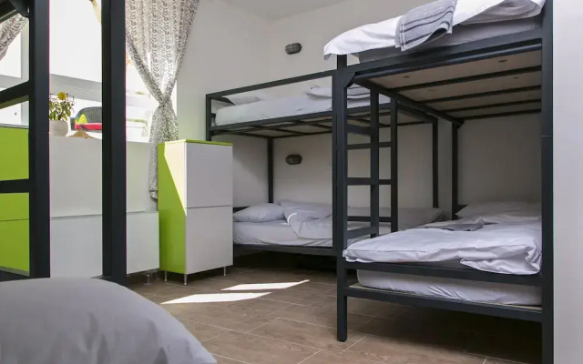 Varad Inn Hostel and Cafe