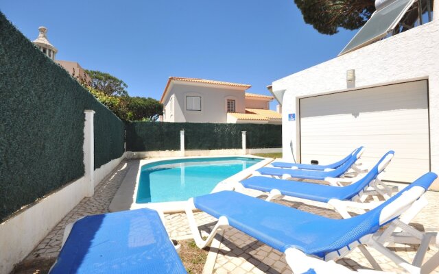 Residential Cul-de-sac Walking Distance to Centre, Private Pool, Free AC & Wifi