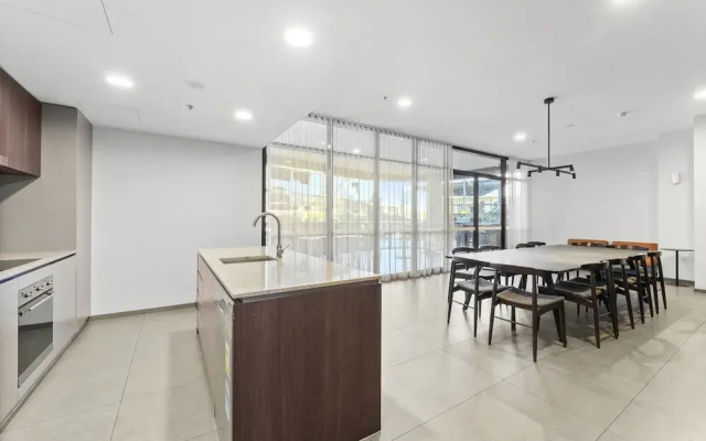Refined 2-bed With Luxurious Building Amenities