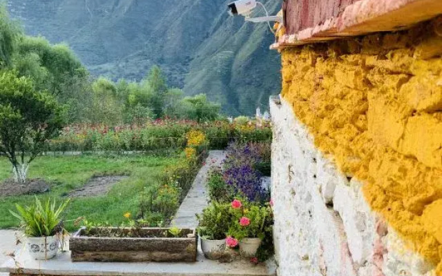 Danba yunshangzangjia Resdrt Hotel