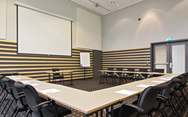 Park Inn by Radisson Oslo Airport Hotel West