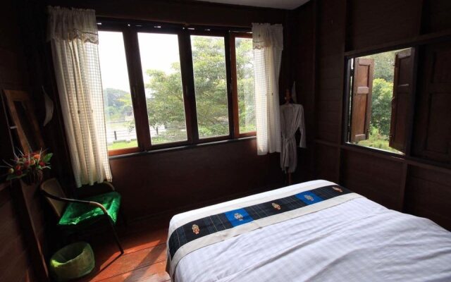 Thaihouse the riverfront ( ไทยเฮ้าท์ เดอะริเวอร์ฟร้นท์ )