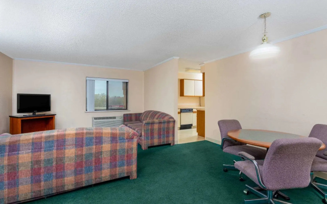 Norwood Inn & Suites by BlissPoint Post Rd Indianapolis