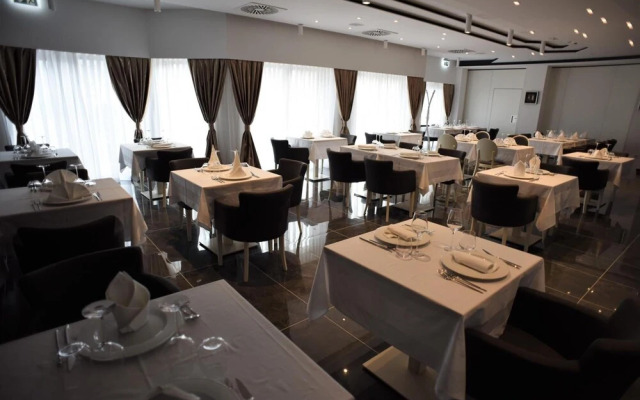 Santiny Hotel & Restaurant