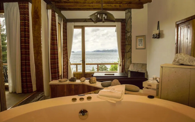 La Sirenuse Lake Resort