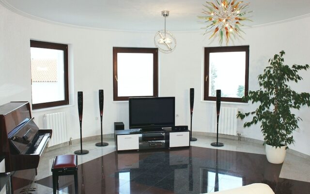 "luxury Apartment in Opatija for 8 People With Pool and Silk Bedding"