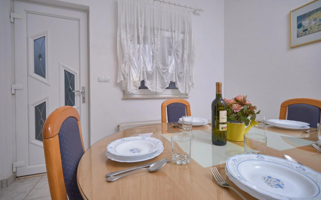 M Entire floor in a spacious house with pool