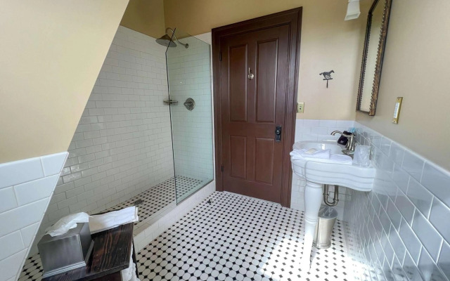 Sheridan Inn, B/W Signature Collection