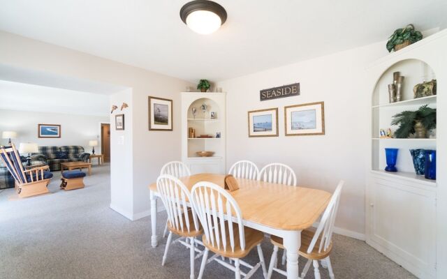 Surfers Cove 3 Br home by RedAwning