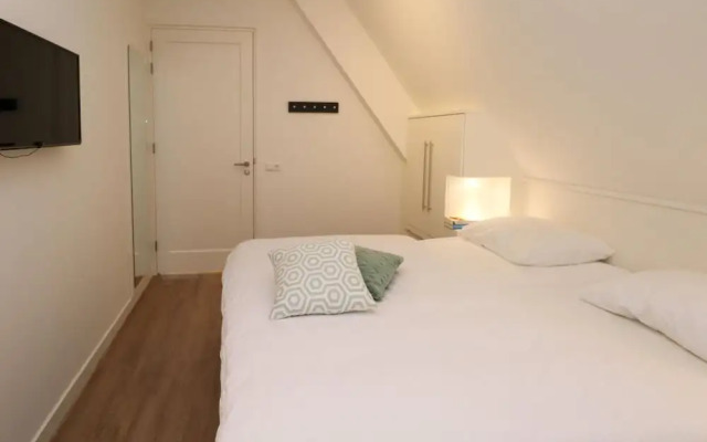 Lakeside Villa With Terrace