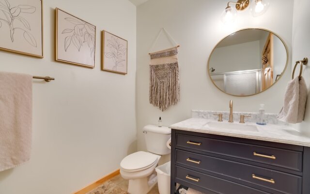 Modern Bellaire Condo: Pool Access, Near Skiing!