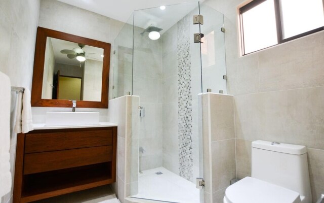 Spectacular - spacious unit in Flamingo in front of the beach