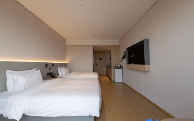 Yifeng  Hotel