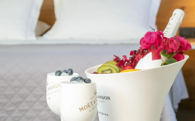 Marquise Suites - Adults Only
