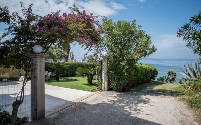 Oikia Eleanthi - Beachfront Garden Home