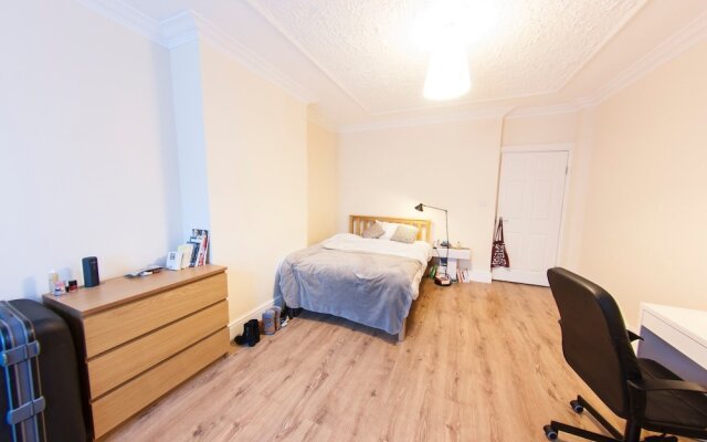 Spacious & Quiet 4BR Flat for 8 in Hampstead