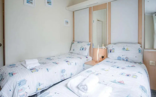 2 Manor Lodge - 2 Bedroom Lodge - Pendine