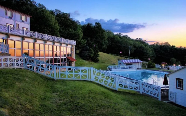 The Historic Summit Inn