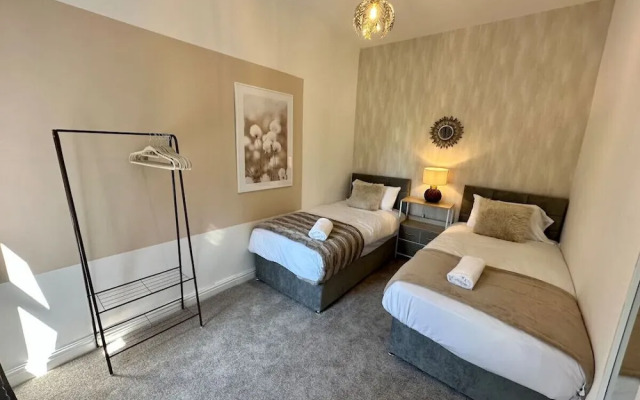 Three Bedroom Home Manchester sleeps 9