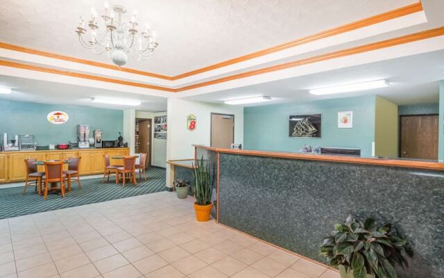 Super 8 By Wyndham Holton