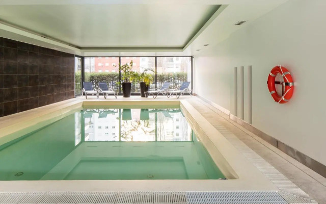 Skyscraper Riverview Lisbon with Indoor Pool