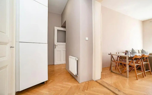 Cozy and sunny apartment in uptown