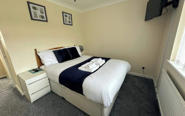 4 Bedroom Seaside House in Clacton-on-sea Sleeps 8