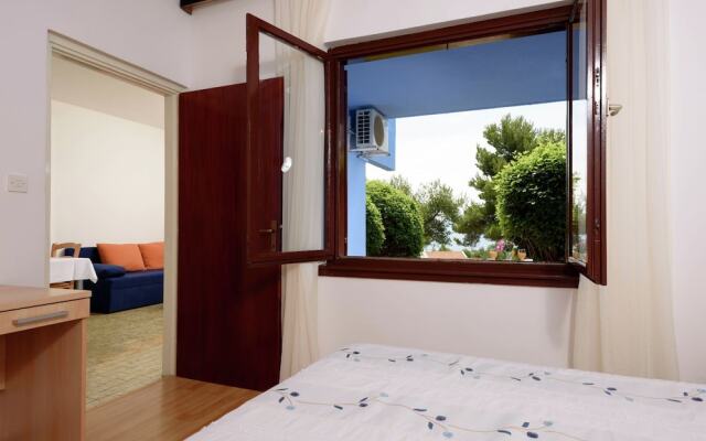 Tidy Apartment With Wifi, 4 km From City of Trogir