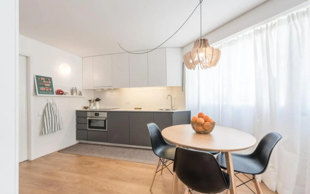 GuestReady - Orange Basket Flat