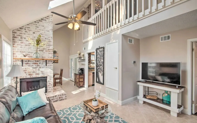 Pet-friendly A-frame Retreat Near Dtwn + Beaches!