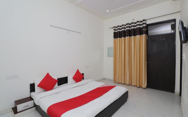 OYO 15749 Vrinda Residency