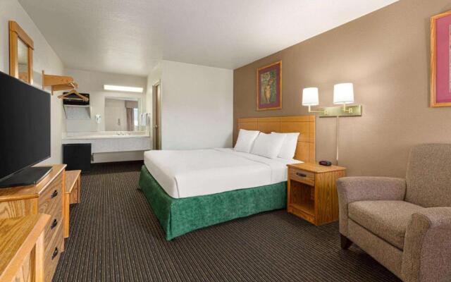 Travelodge by Wyndham Wellington KS