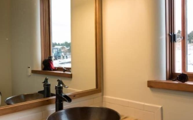 La Luna: Ideal Nature Retreat To Stay Safe From Pandemic - Self Check-In - at the End of a Dirt Road on 8 Acres. Magnificent Mountain Views. Ideal for Social Distancing And Isolation! Long Stays Welcome, Super-Host S