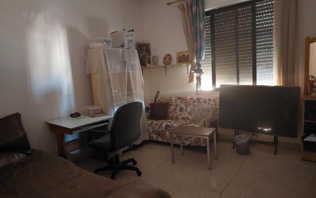 A central 1 bedroom in Jabal AlWeibdeh